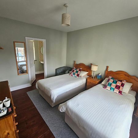 Dergfield House Bed & Breakfast แบลลีย์เบอเฟย์ ภายนอก รูปภาพ