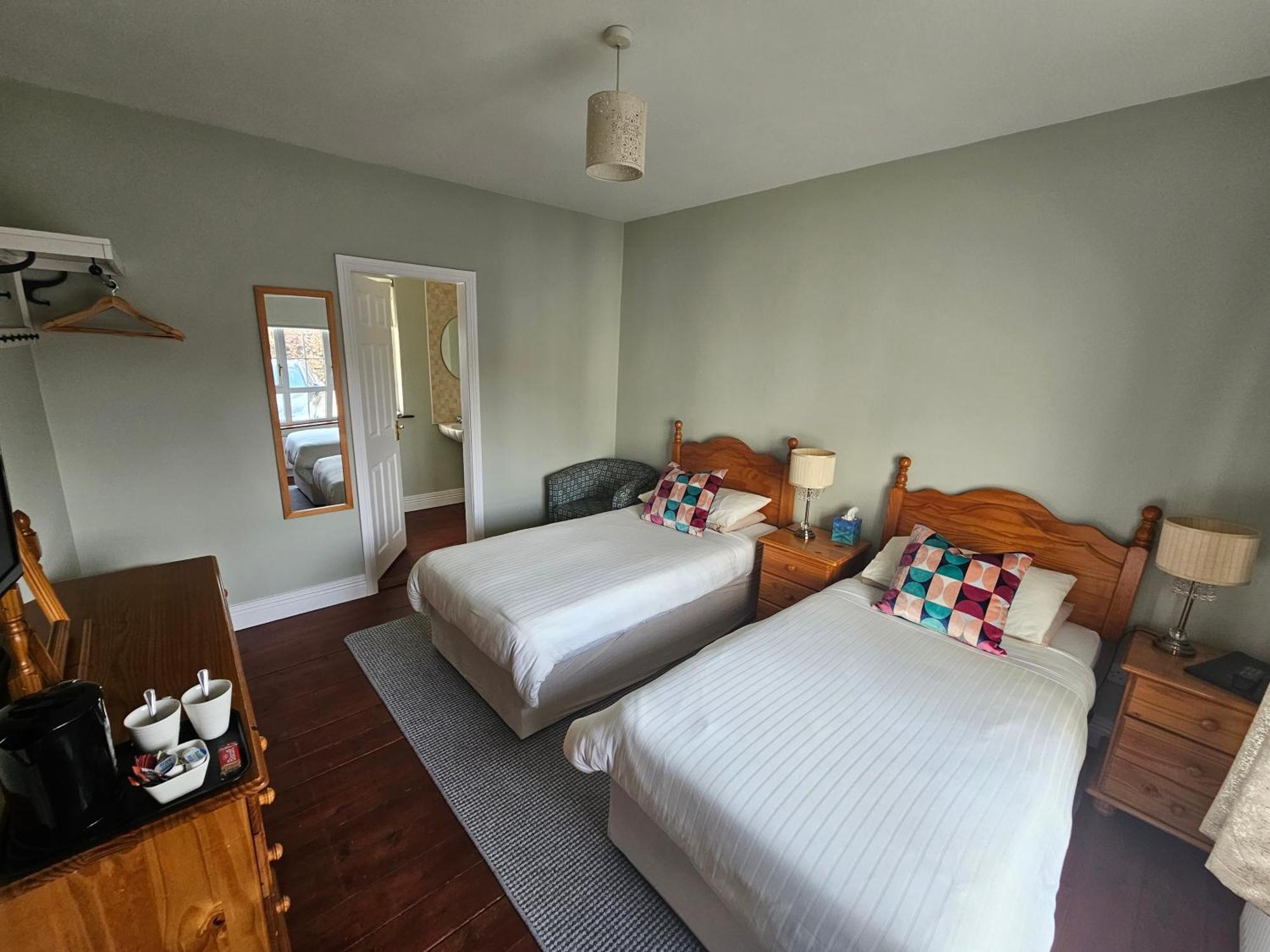 Dergfield House Bed & Breakfast แบลลีย์เบอเฟย์ ภายนอก รูปภาพ