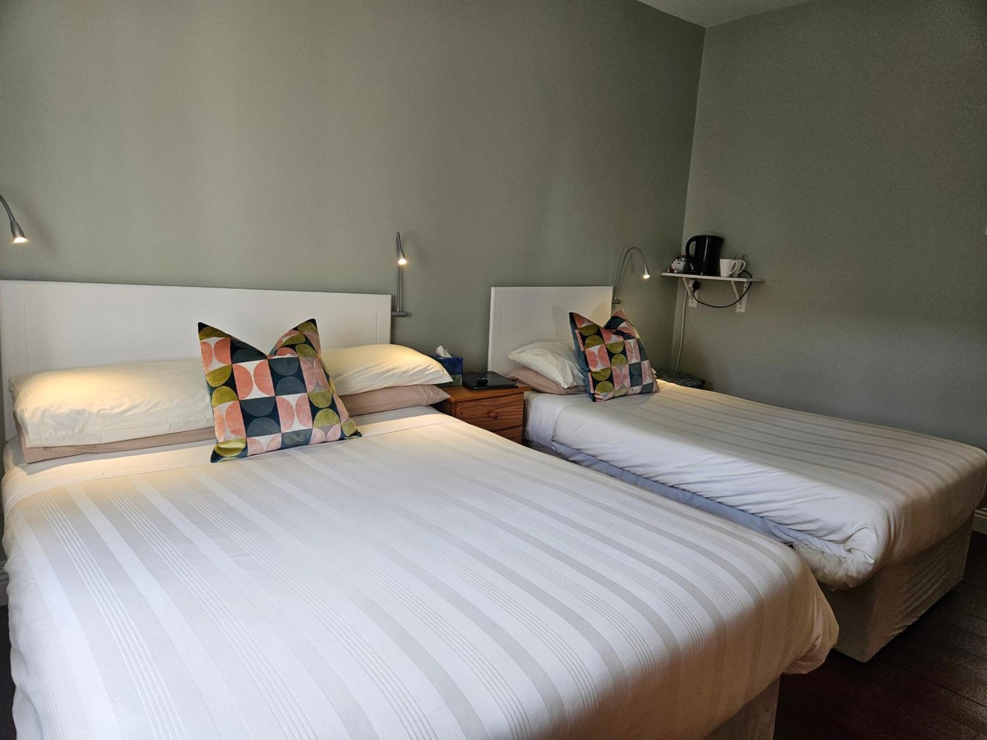 Dergfield House Bed & Breakfast แบลลีย์เบอเฟย์ ภายนอก รูปภาพ