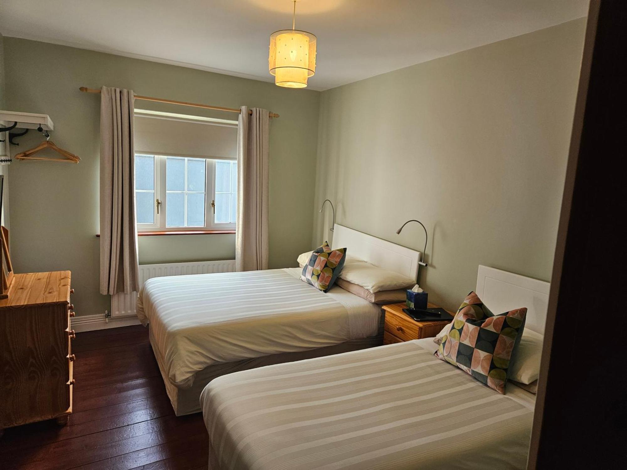Dergfield House Bed & Breakfast แบลลีย์เบอเฟย์ ภายนอก รูปภาพ