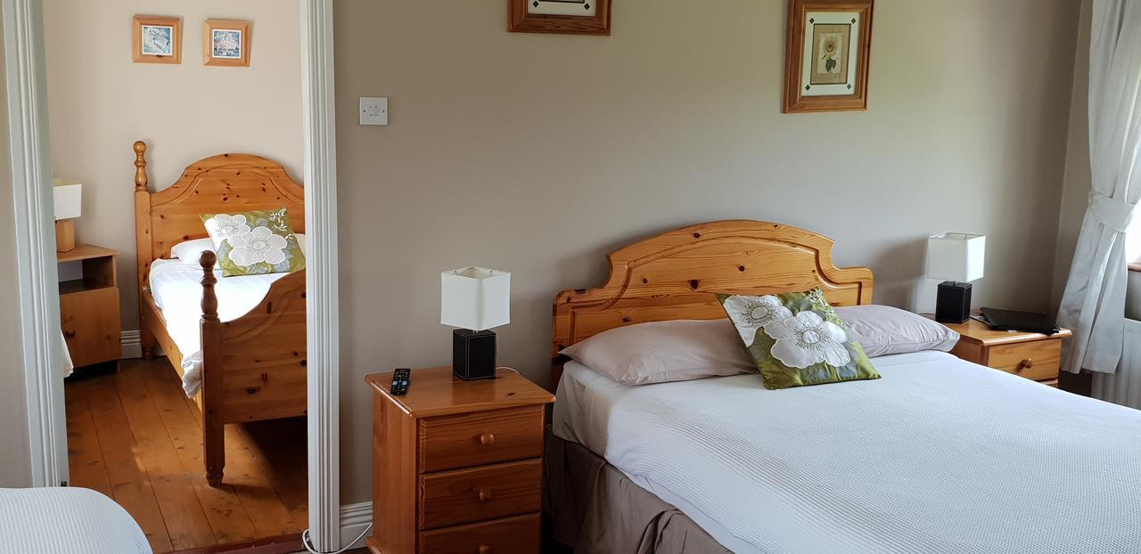 Dergfield House Bed & Breakfast แบลลีย์เบอเฟย์ ภายนอก รูปภาพ